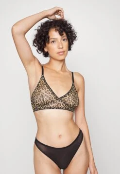 Monki Triangle Bra - Triangle Bra -Monki Store 3fffb5b4b2514ae7bbde50401a75e15f