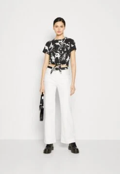 Monki Print T-Shirt - Black/White 9 Monki Print T-Shirt - Black/White -Monki Store 51d2698f09c24680ad8823b157026515