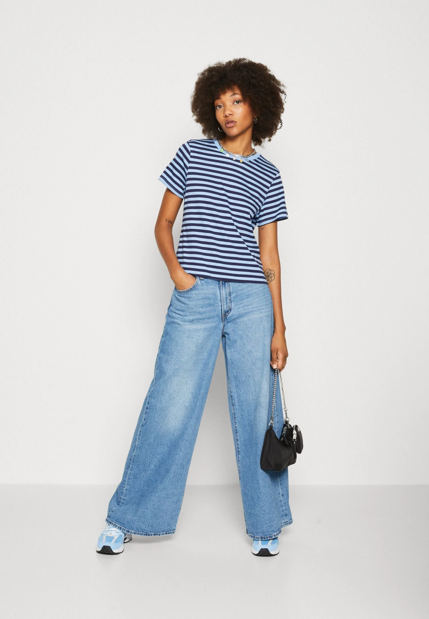 Monki 2 Pack - Print T-Shirt - Dark Blue/White/Light Blue 3 Monki 2 Pack - Print T-Shirt - Dark Blue/White/Light Blue