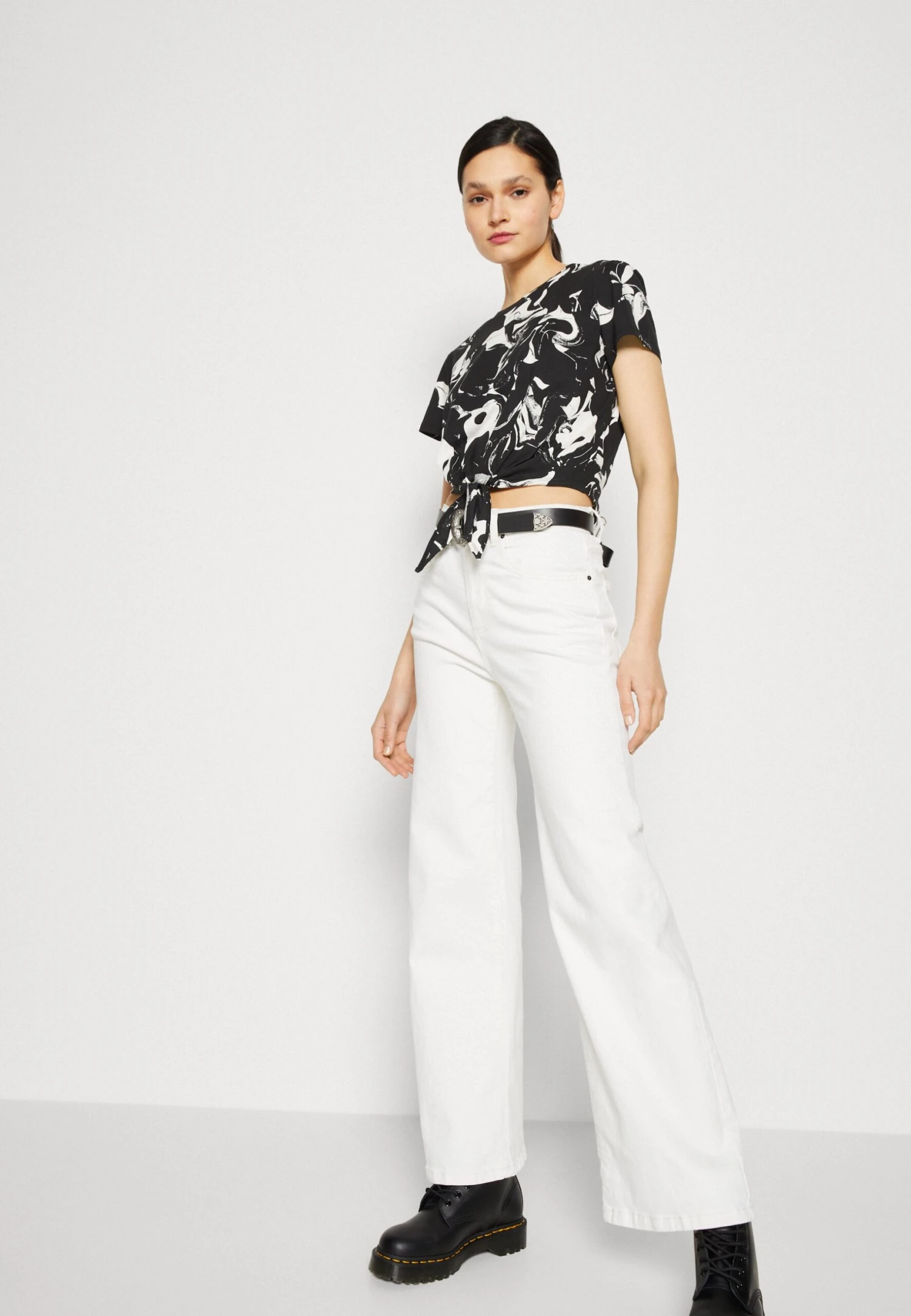 Monki Print T-Shirt - Black/White 6 Monki Print T-Shirt - Black/White - Image 4