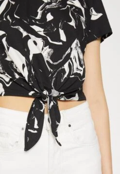 Monki Print T-Shirt - Black/White 13 Monki Print T-Shirt - Black/White -Monki Store 7b01ba04821e459a995bd8638e3b0c77