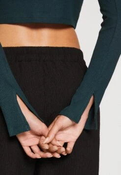 Monki Long Sleeved Top - Long Sleeved Top 13 Monki Long Sleeved Top - Long Sleeved Top -Monki Store 899a8cadc9b84e8fb723d639f7b1b67f