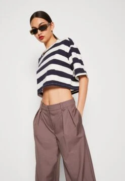 Monki Print T-Shirt - Print T-Shirt 11 Monki Print T-Shirt - Print T-Shirt -Monki Store c4c8537692af442fa028fdc2c7a9dce0