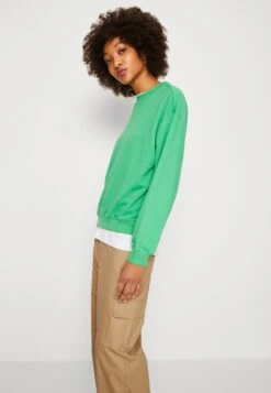 Monki Sweatshirt - Green Bright -Monki Store c8ca68cfb5de4ea4b76f28d5b0d7f49a