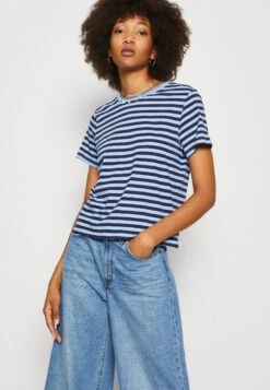 Monki 2 Pack - Print T-Shirt - Dark Blue/White/Light Blue 13 Monki 2 Pack - Print T-Shirt - Dark Blue/White/Light Blue -Monki Store d35849476baf4bebb0c60e99988e76a8