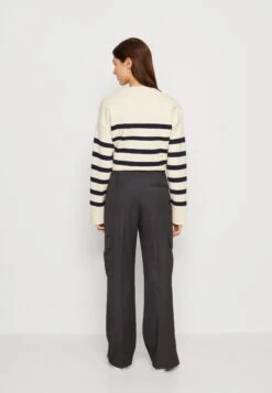 Monki Cargo Trousers - Grey -Monki Store e2da823b5f924bb58042c5146482b98f