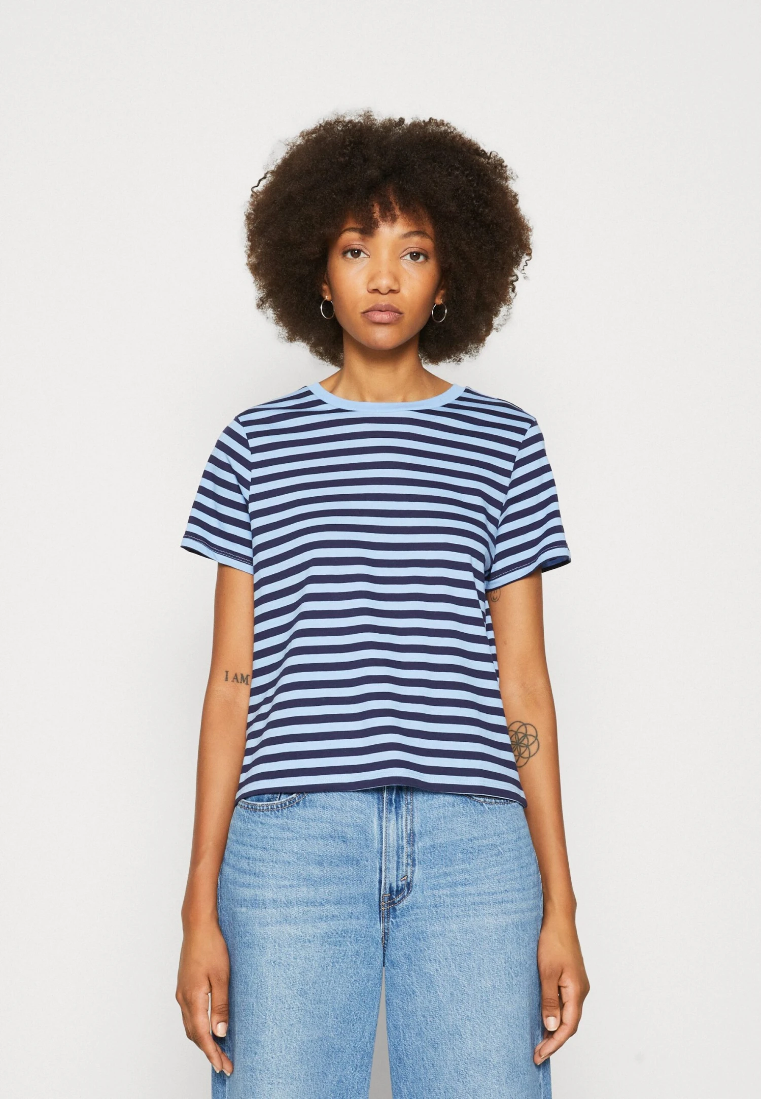 Monki 2 Pack - Print T-Shirt - Dark Blue/White/Light Blue 4 Monki 2 Pack - Print T-Shirt - Dark Blue/White/Light Blue - Image 2