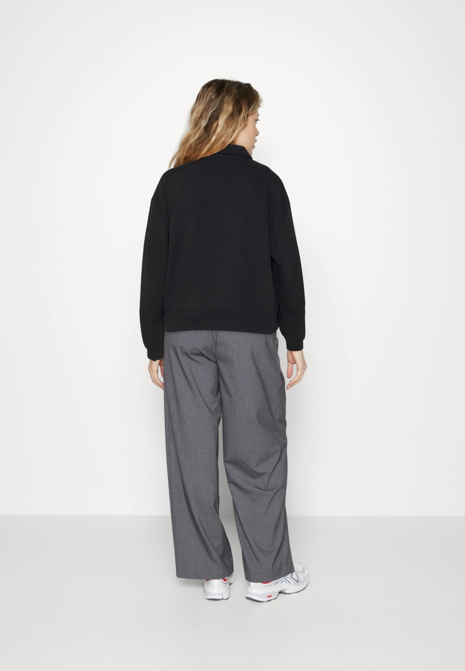 Monki Sweatshirt - Black 5 Monki Sweatshirt - Black - Image 3