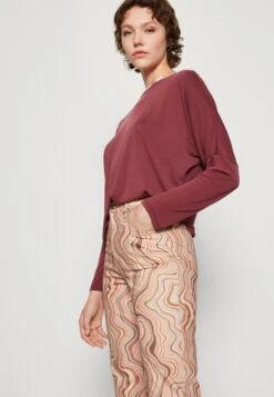 Monki Long Sleeved Top - Red -Monki Store fea850d0305c473b82b76040fd4ff973